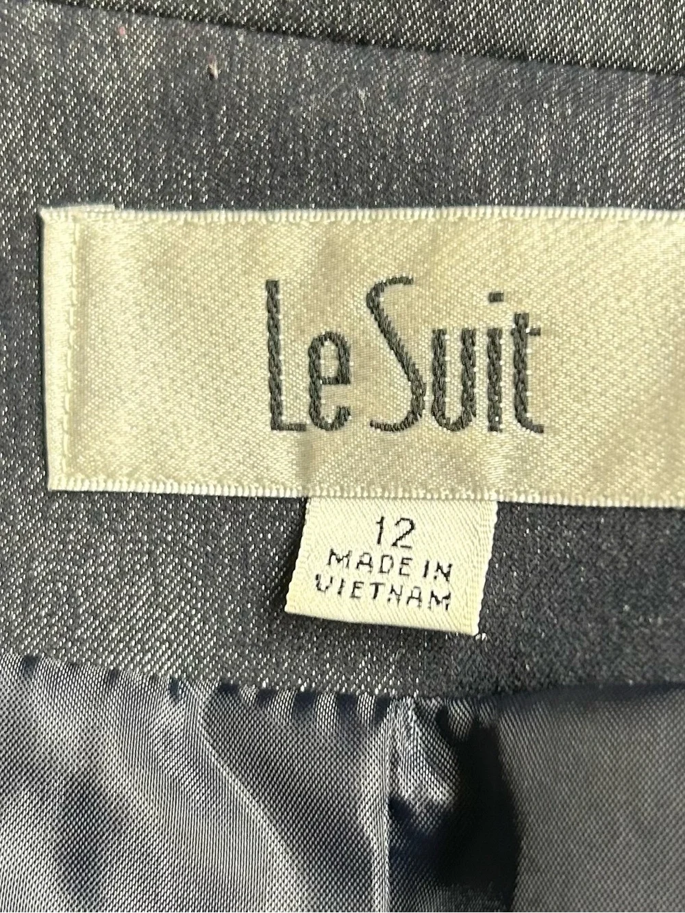 Le Suit le suit
